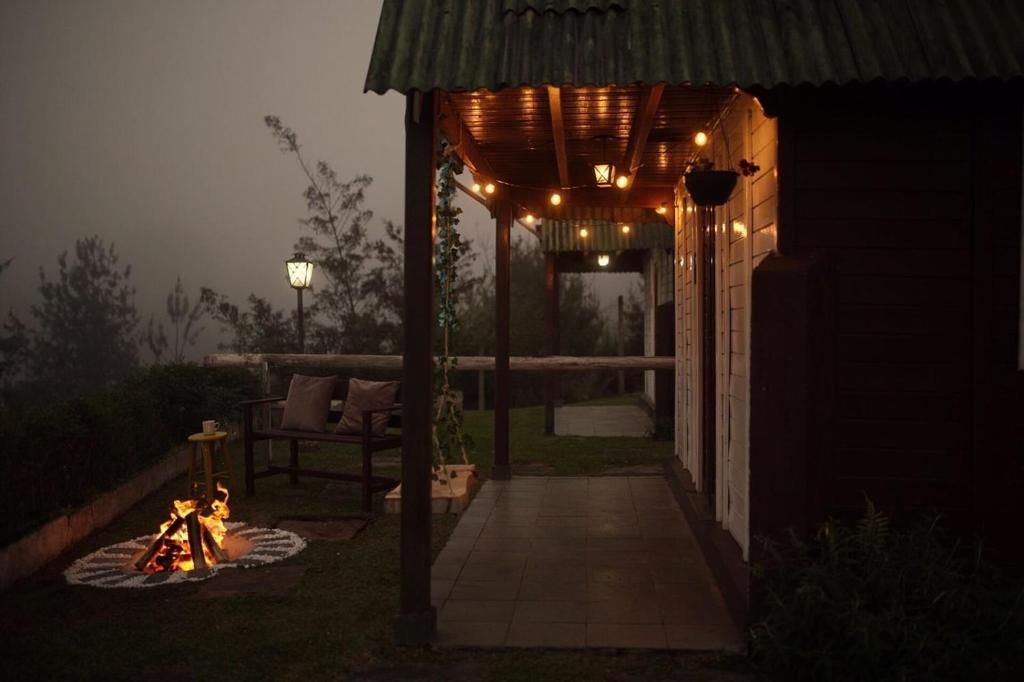 坎波斯杜若尔当Cabanas Capivari Lodge的夜间在庭院里带灯的凉亭