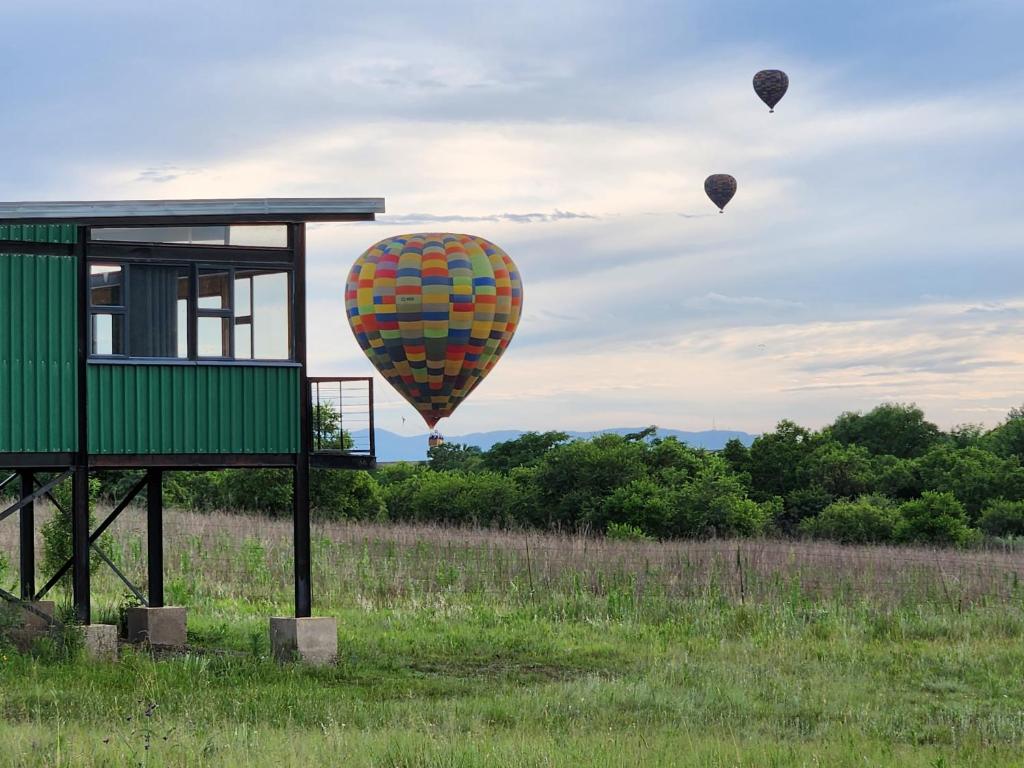 布里茨Balloon View Country Cottage的一组热气球飞越一个场地