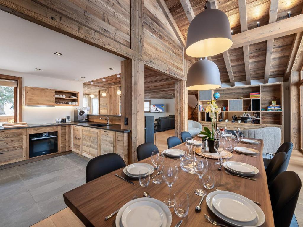 谷雪维尔Chalet Courchevel 1550, 6 pièces, 10 personnes - FR-1-562-49的厨房以及带木桌和椅子的用餐室。