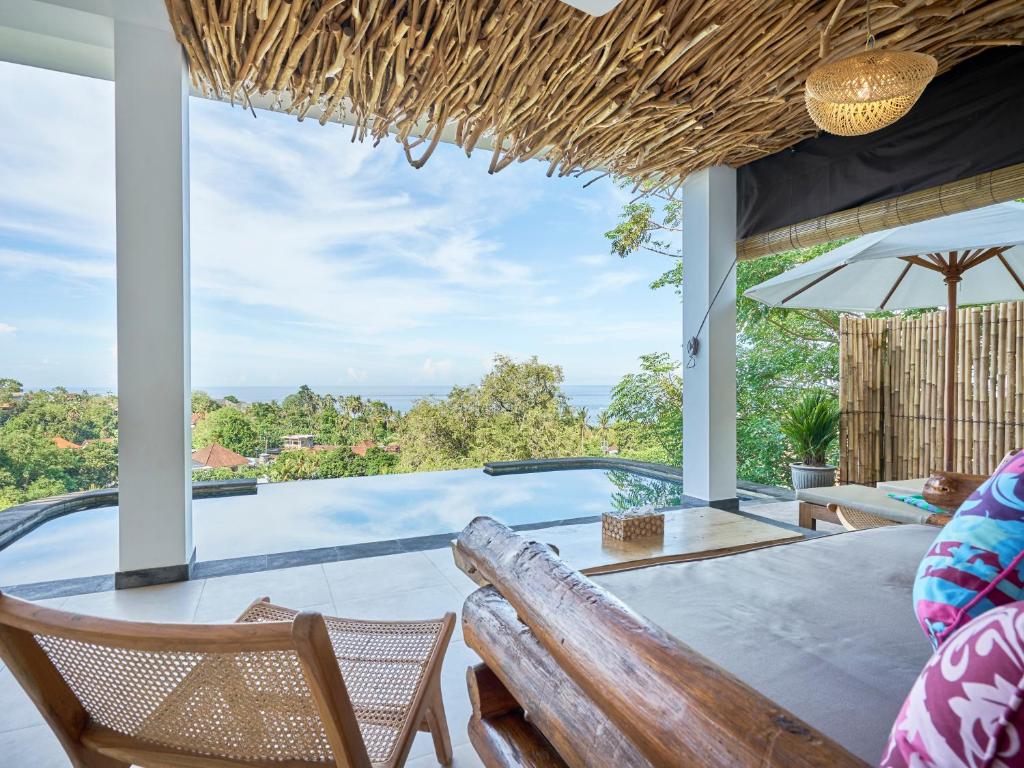 艾湄湾Villa Mimpi Tamarind的一个带桌椅的庭院和一个游泳池