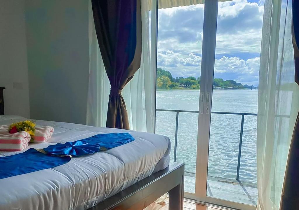 北碧塔拉拉夫特酒店的一间卧室设有大窗户,享有水景
