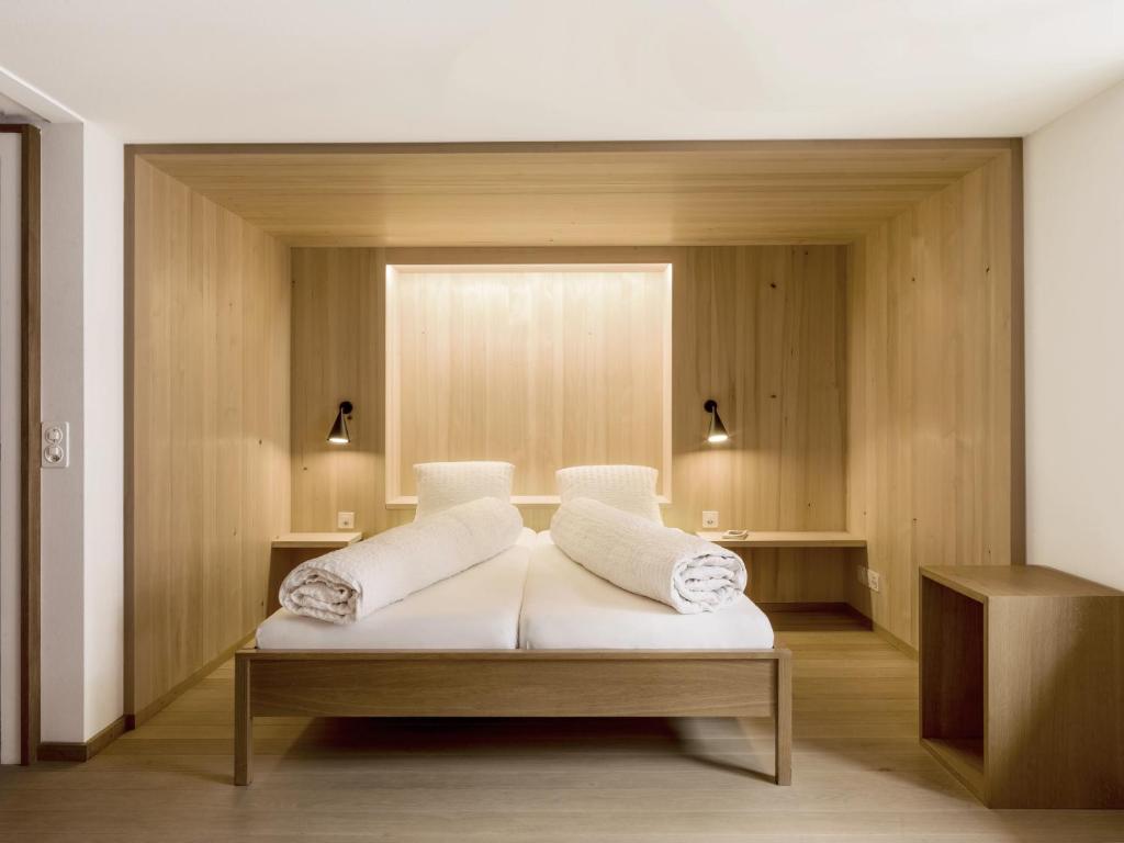 瓦尔斯阿尔皮纳酒店的一间设有两张枕头的床的客房