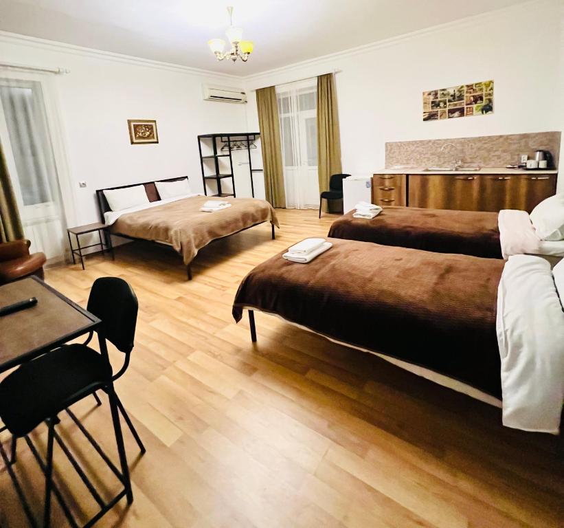 库塔伊西Aniko's place的酒店客房设有两张床和一张桌子。