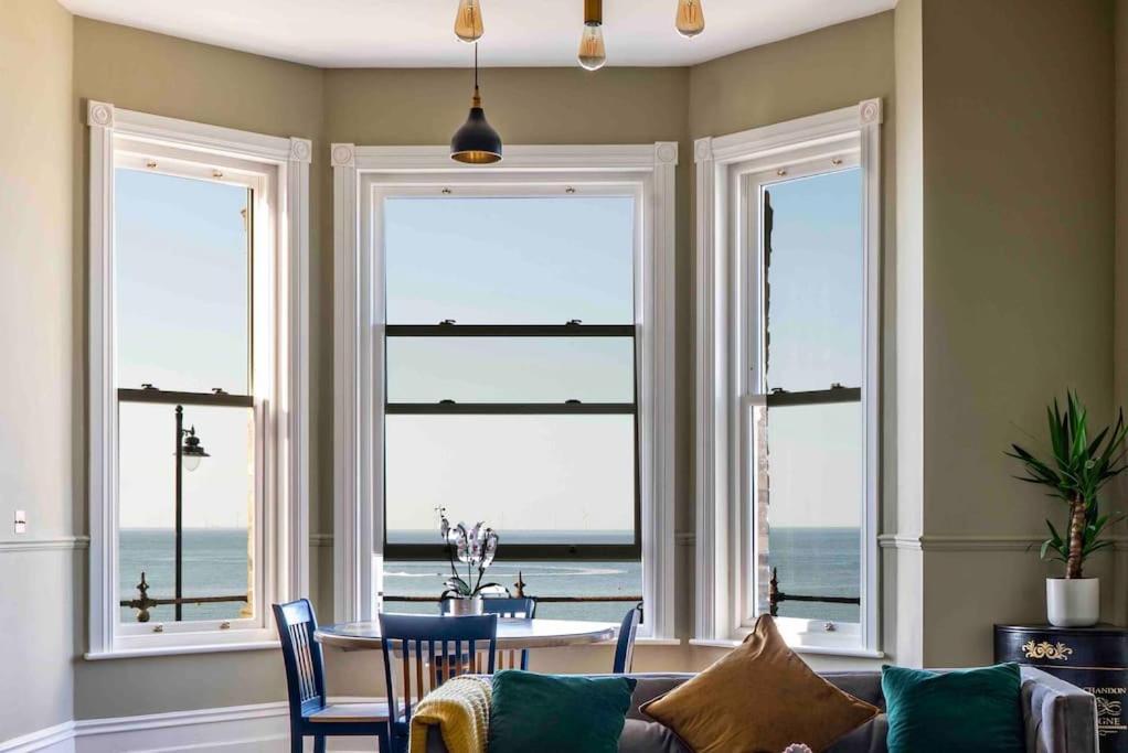荷尼湾Beachfront Bolthole with Luxury, Style and Spectacular Sea Views的客厅设有海景窗户。