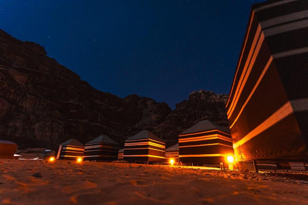 瓦迪拉姆Wadi rum secrets camp的海滩上一排帐篷