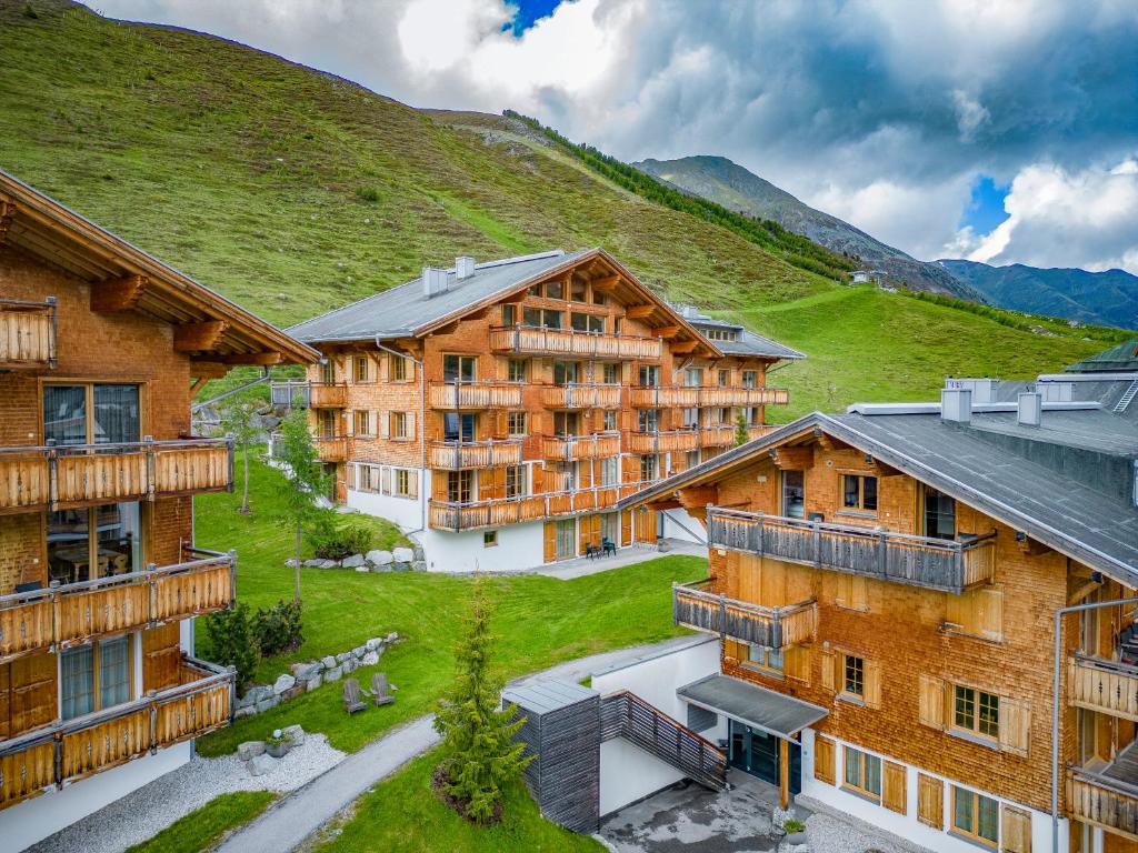 库哈台库苔阿尔卑斯旅馆的享有度假胜地的空中景致,以山脉为背景