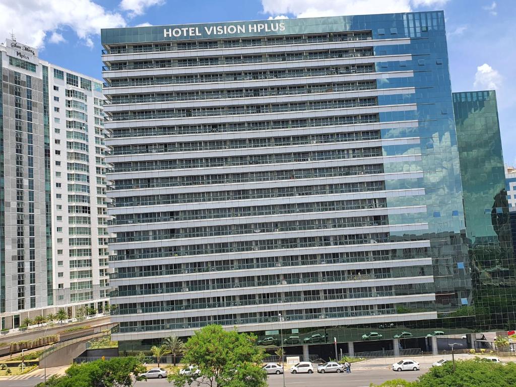 巴西利亚Vision Executive Premium Esplanada的一座大型建筑,上面有酒店视觉信赖标志