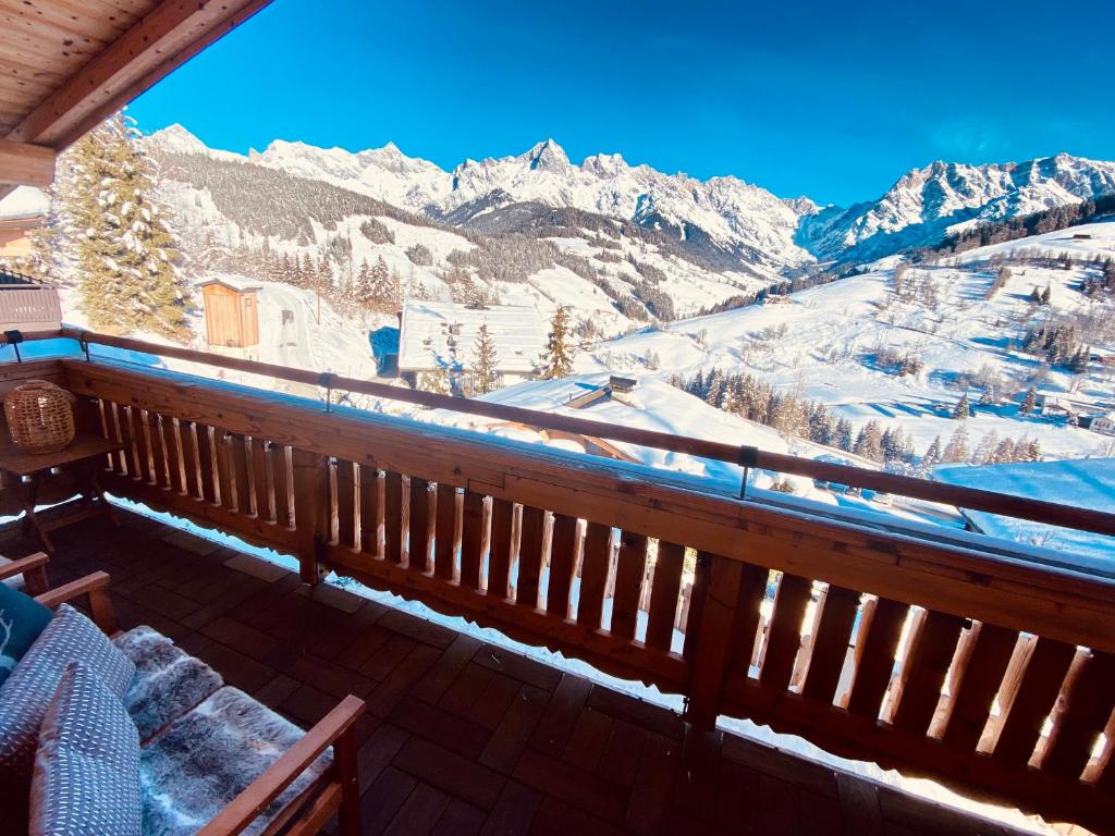 玛丽亚阿尔姆Ski-in & Ski-out out Chalet Maria with amazing mountain view的阳台享有雪覆盖的山脉美景。