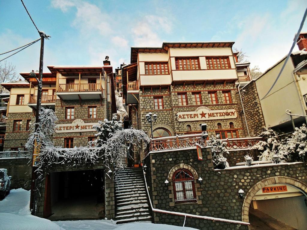 美特索文麦索福酒店的前面有雪覆盖的楼梯的建筑