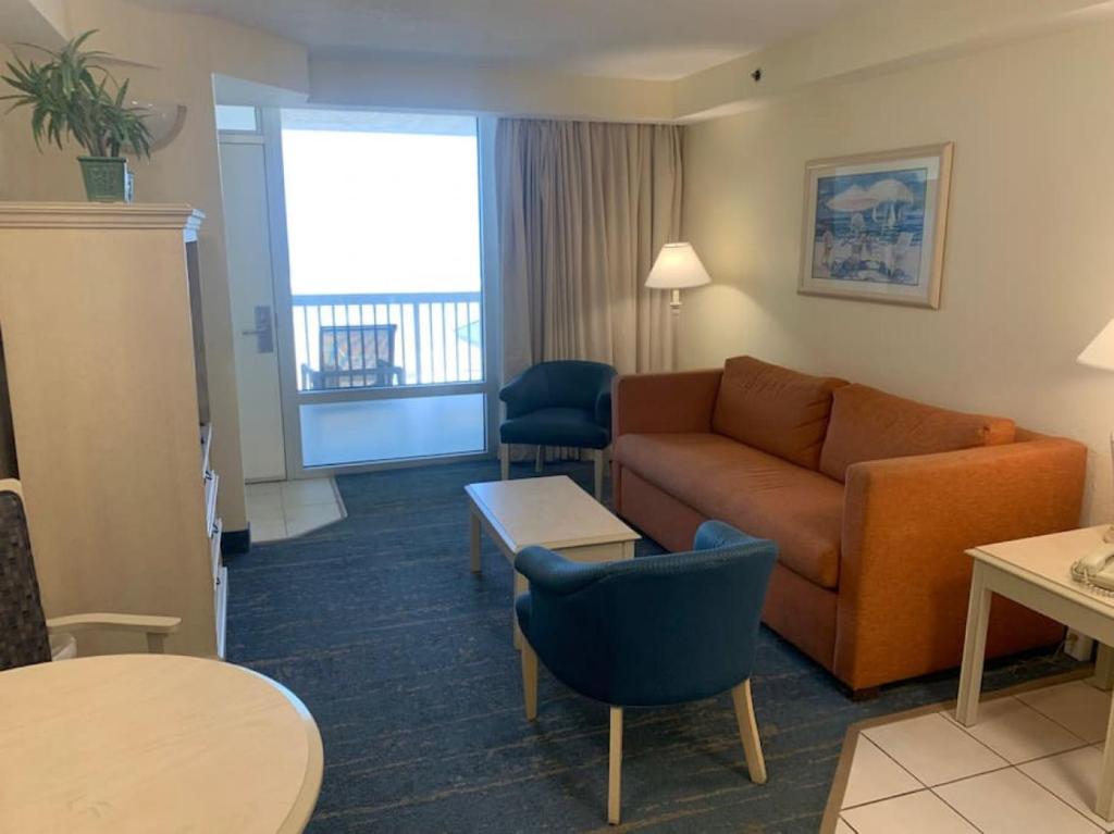 代托纳海滩Coastal Hideaway Oceanview Condo的客厅配有沙发和桌子