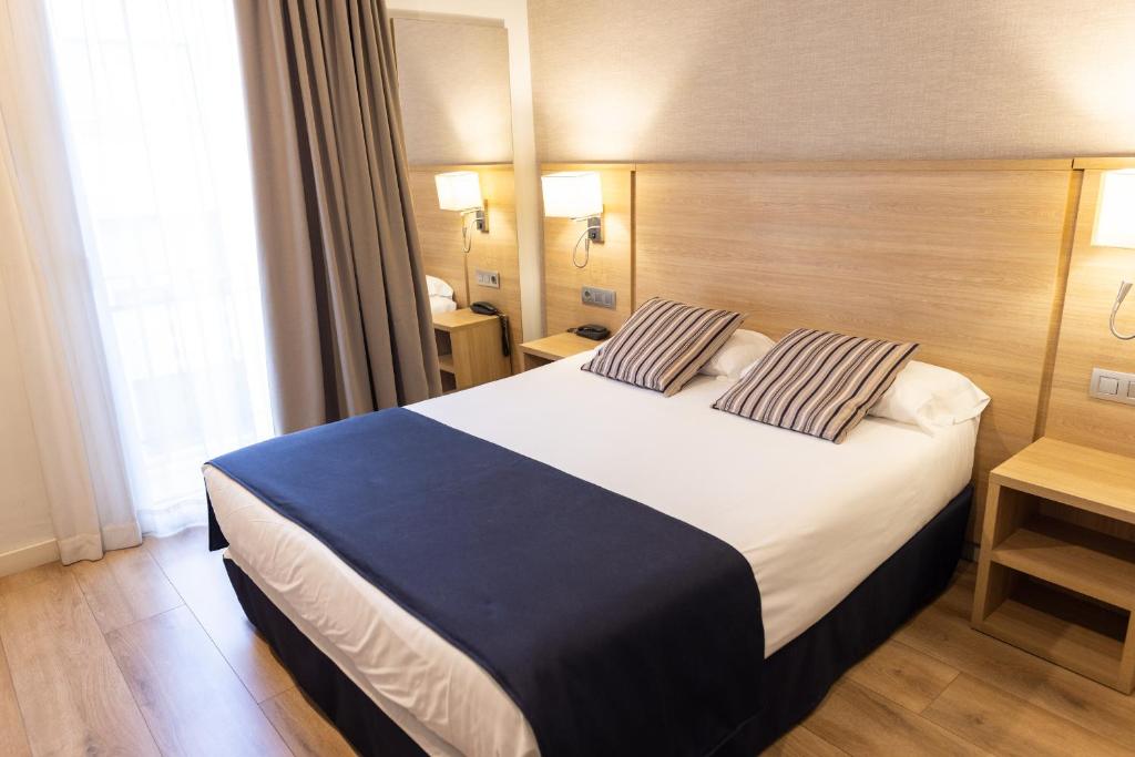 普奇塞达终点站酒店的酒店客房 - 带一张大床和两个枕头