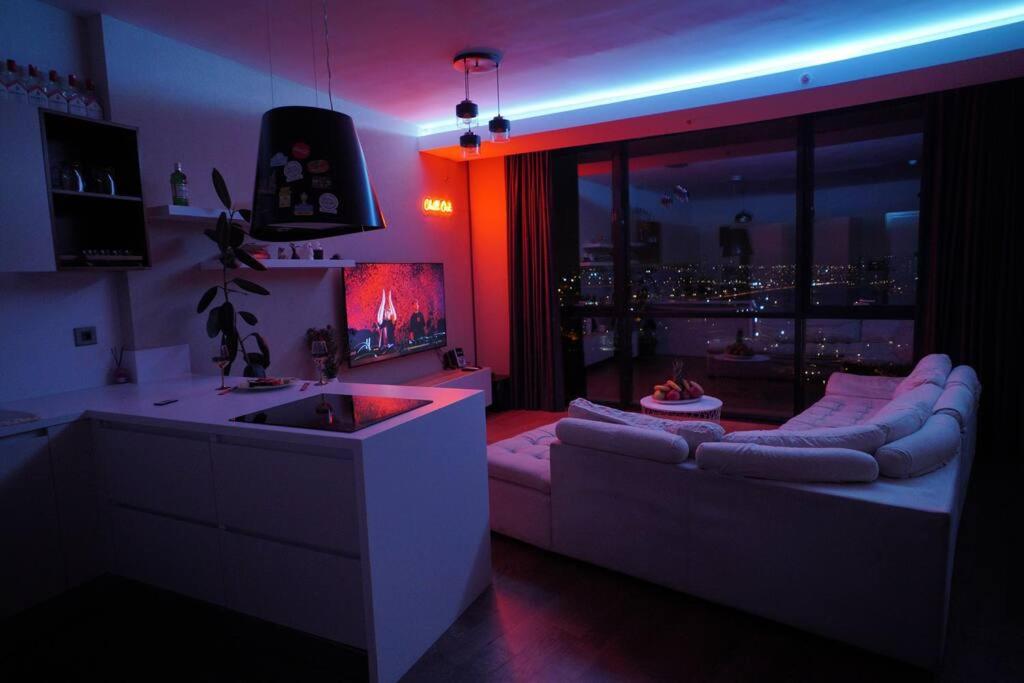 安卡拉Lux Residance 40th floor, sound system, 65 inch TV的一个带水槽的厨房和一张沙发