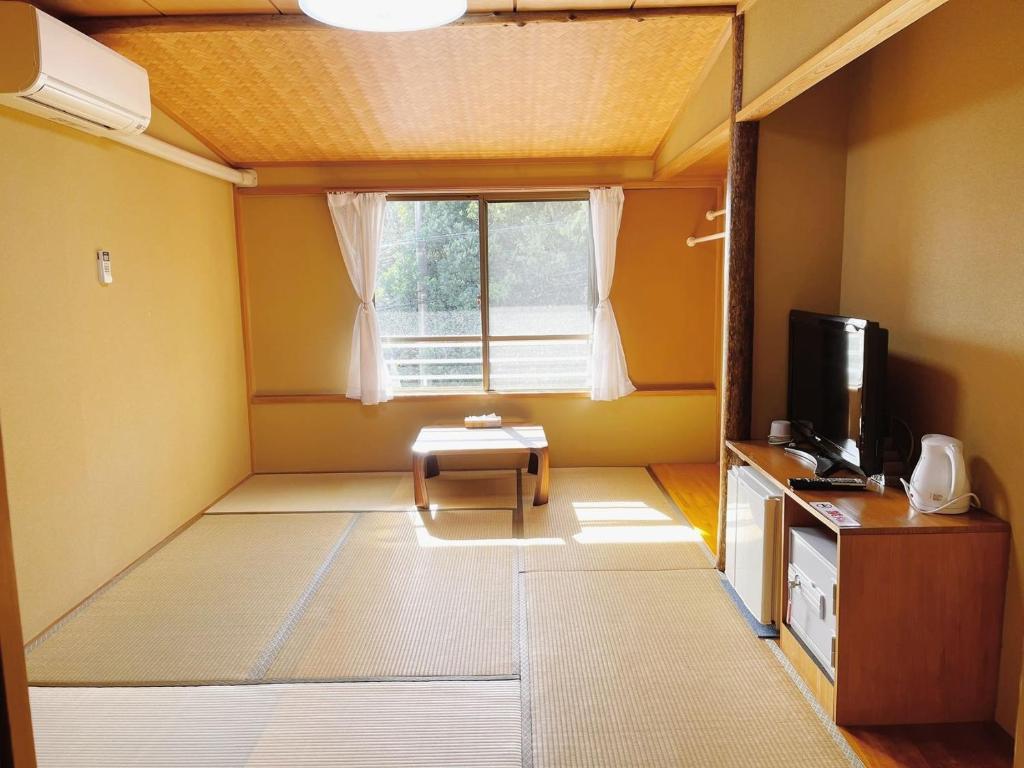 FutoIzu One Club - Vacation STAY 20411v的一间设有窗户的房间和一张桌子