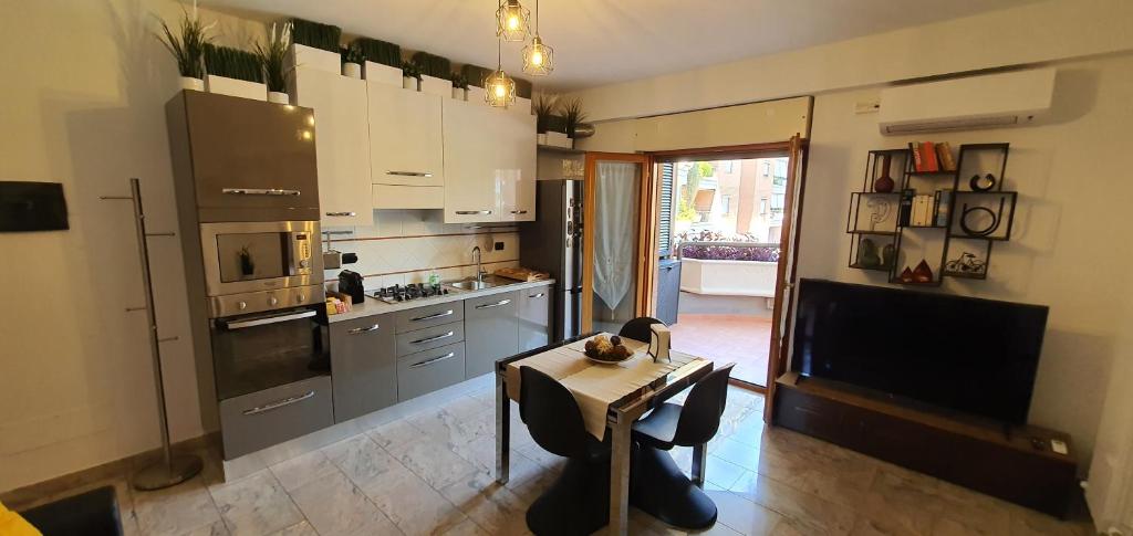 罗马Home-like Apartment的厨房配有桌子和炉灶。 顶部烤箱