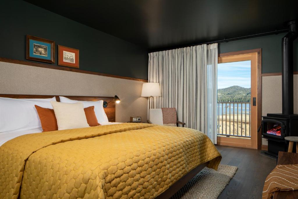 大熊湖Hotel Marina Riviera的酒店客房设有一张床和一个阳台。