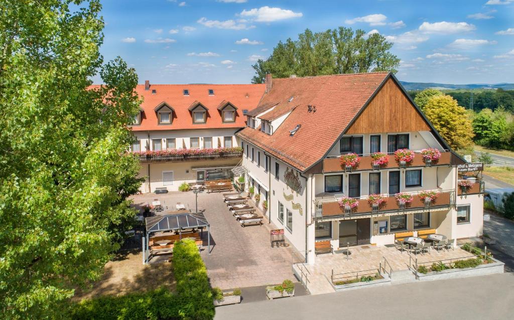 苏尔茨巴赫-罗森贝格Hotel-Gasthof "Zum Bartl"的享有庭院的大房子的空中景色