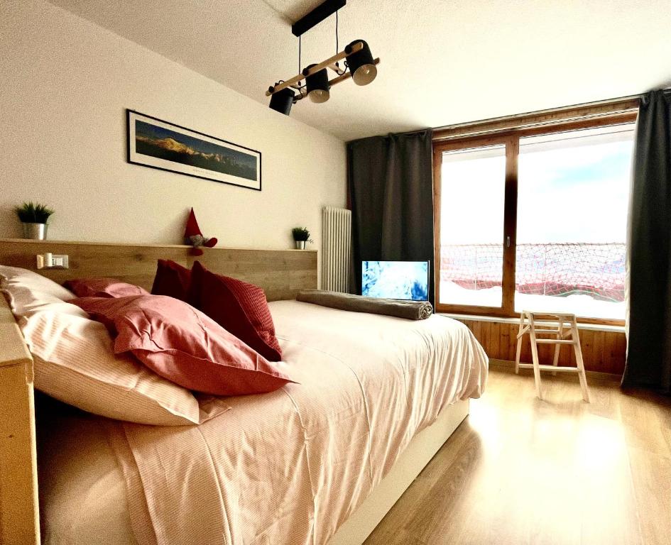 皮拉Pila 29的一间卧室设有一张床和一个大窗户