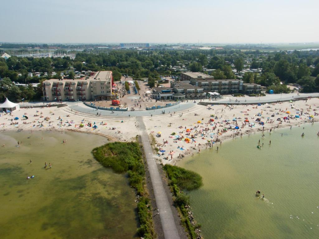 玛库姆维吉兰特海滨酒店的海滩空中景色,配有遮阳伞