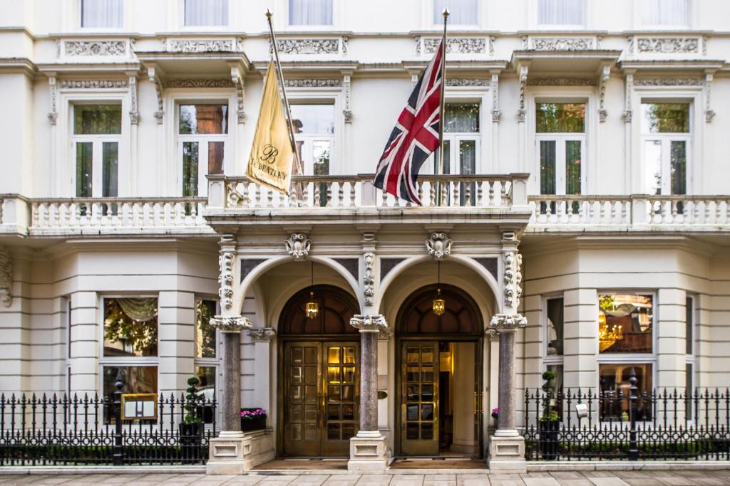 伦敦希尔顿伦敦宾利酒店的上面有两面旗帜的建筑