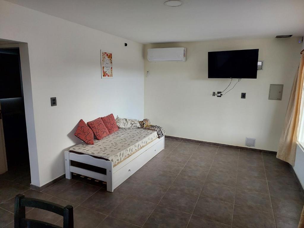 圣拉斐尔Complejo Blend的一间配有沙发的房间和墙上的电视