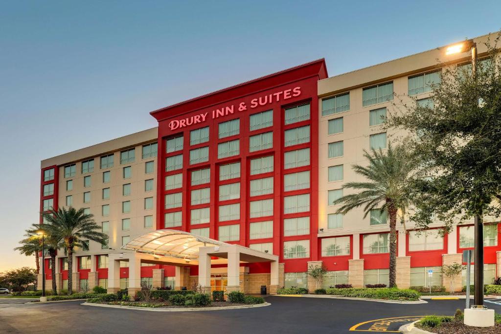 奥兰多Drury Inn & Suites Orlando near Universal Orlando Resort的享有酒店外部的景色