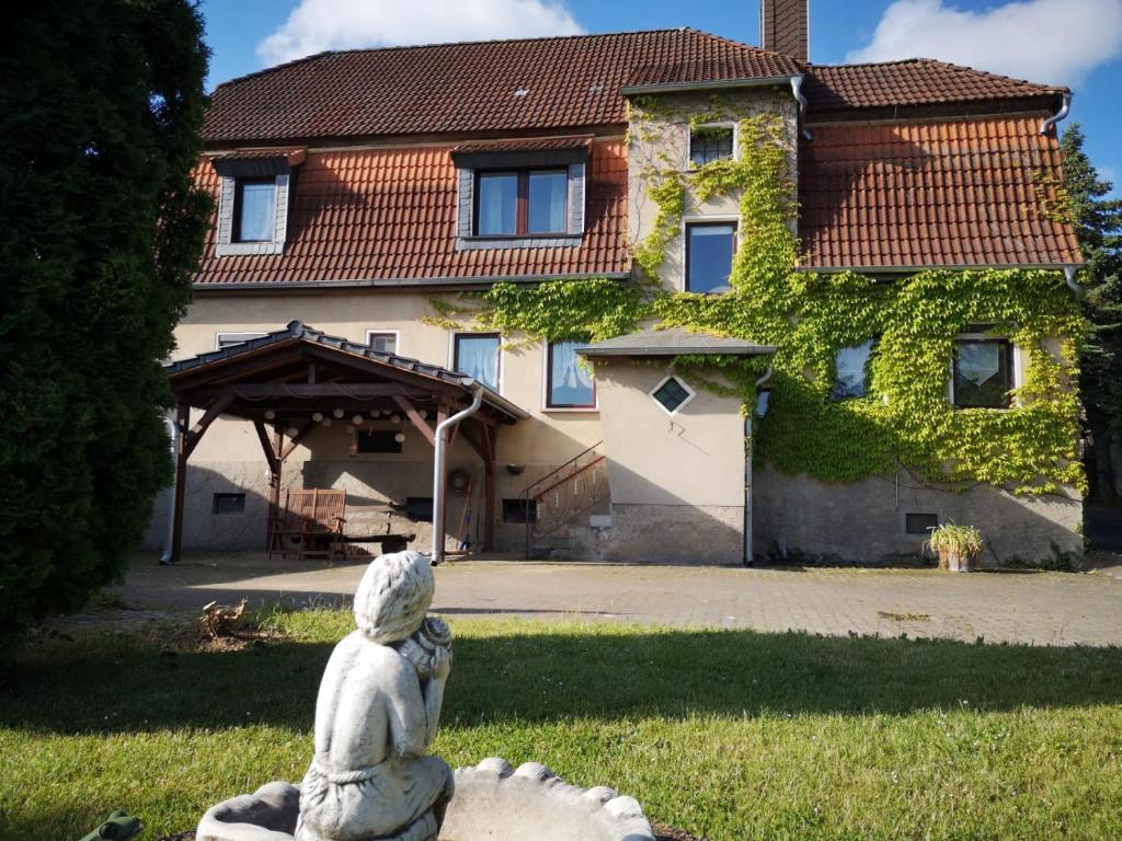 NebraPension Kirschgarten的房屋前草上的雕像
