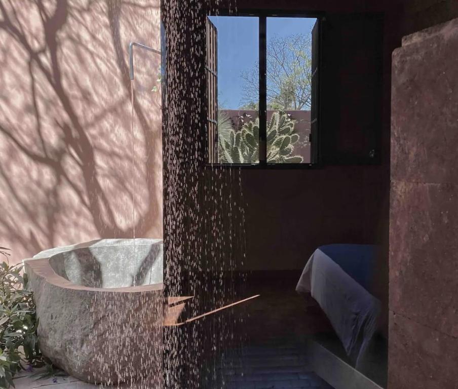 圣米格尔-德阿连德Quinta Amores alojamiento的窗户客房内的浴缸