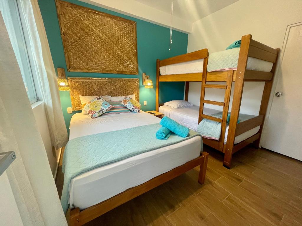 索里托斯Qeru House的一间卧室设有两张双层床和梯子