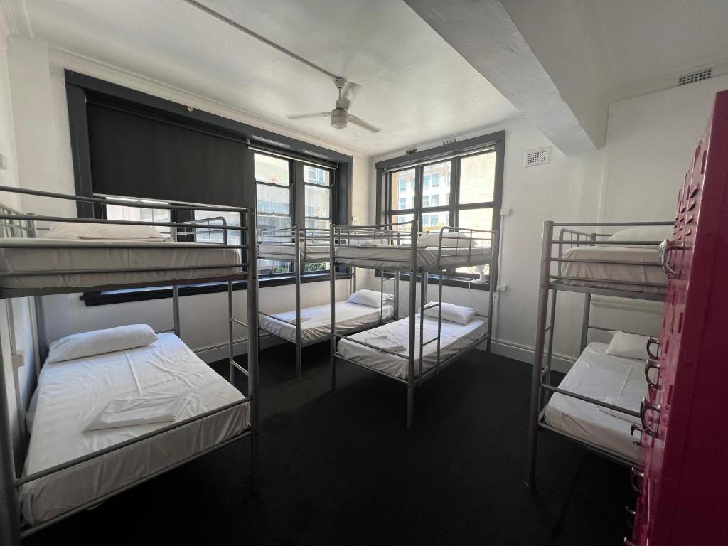 悉尼唐宁旅舍的大楼内带4张双层床的客房
