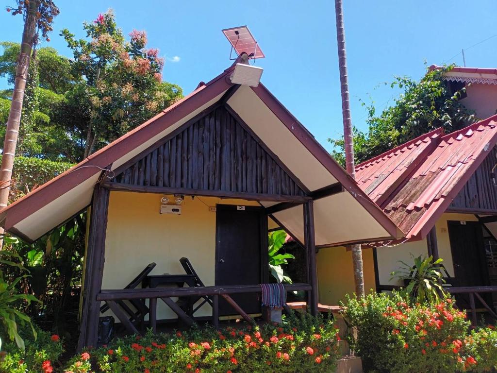 达叻府SSP Bungalow的小屋设有红色屋顶和门廊