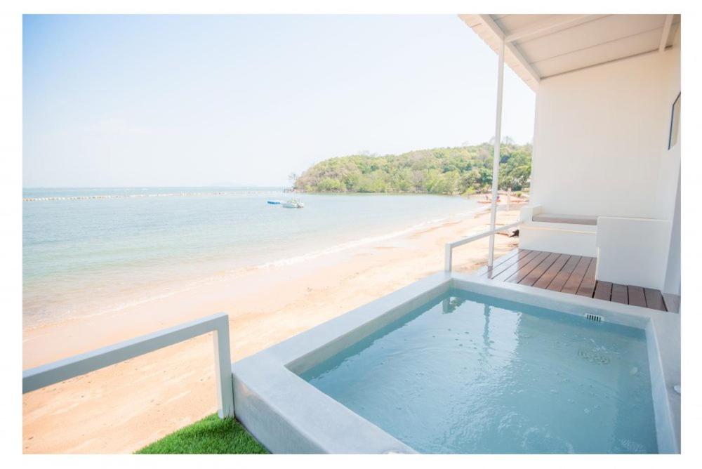 柴老海滩贝壳村度假酒店的海滩旁带游泳池的房子