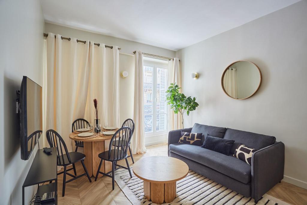 巴黎Apartment Notre Dame de Paris by Studio prestige的客厅配有沙发和桌子