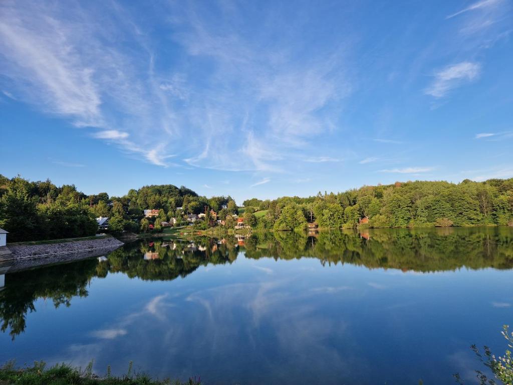斯提亚夫尼茲科巴內Chata Tokarka - Richňavské jazerá的享有背景树木的湖泊美景