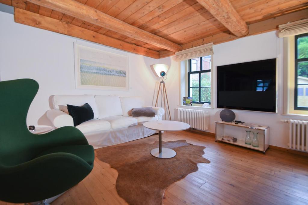 博尔库姆Kate 60 - Suite Twee的客厅配有白色沙发和电视