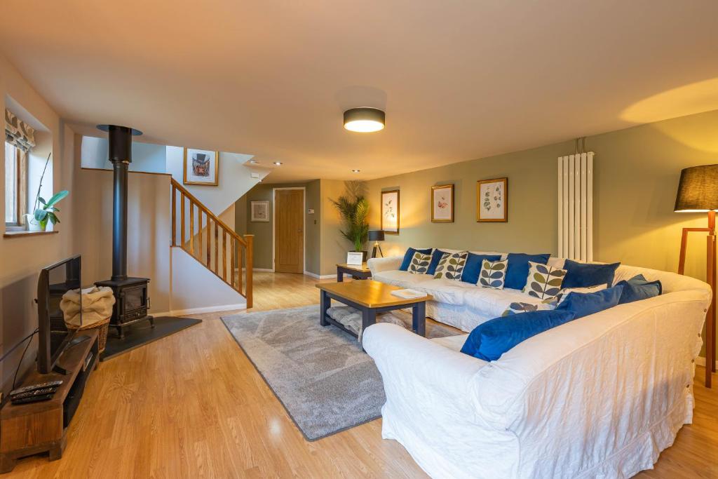 Long WittenhamPondside Barn的客厅配有白色沙发和壁炉