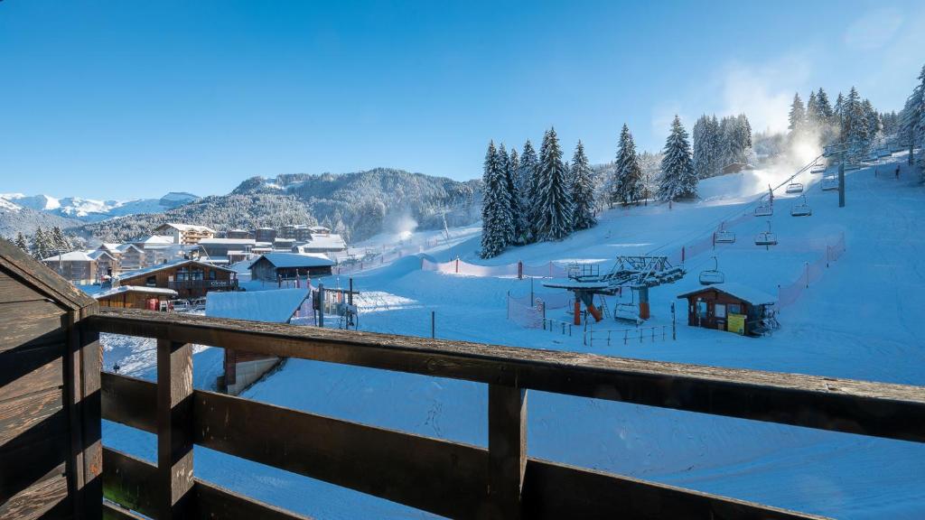 莫里永Grand Morillon-309 Appart vue pistes- 5 pers的雪覆盖的滑雪场,设有滑雪缆车