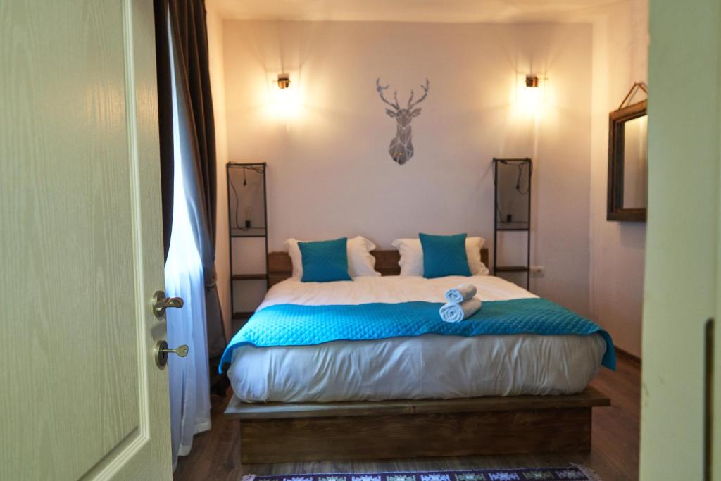 博尔沙Cabana Rose House的一间卧室配有一张带蓝色枕头的大床