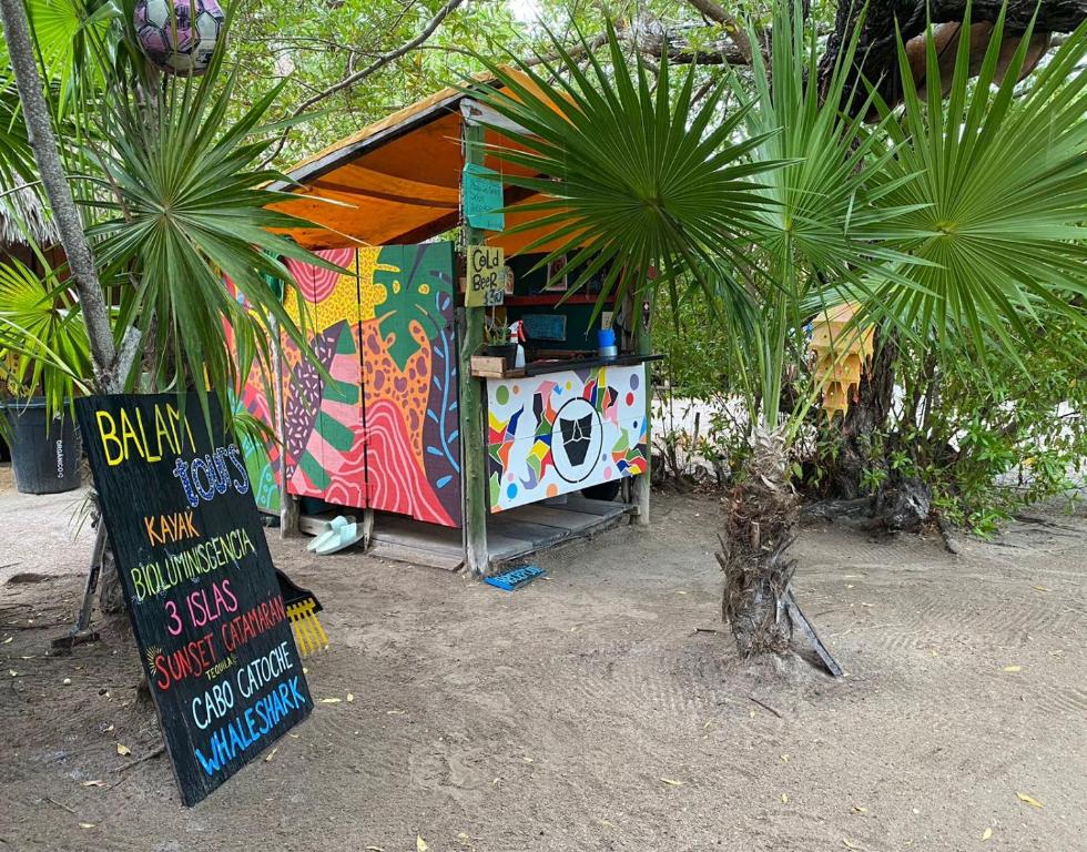 奥尔沃克斯岛Balam Camping & cabañas的前面有标志的彩色食物站