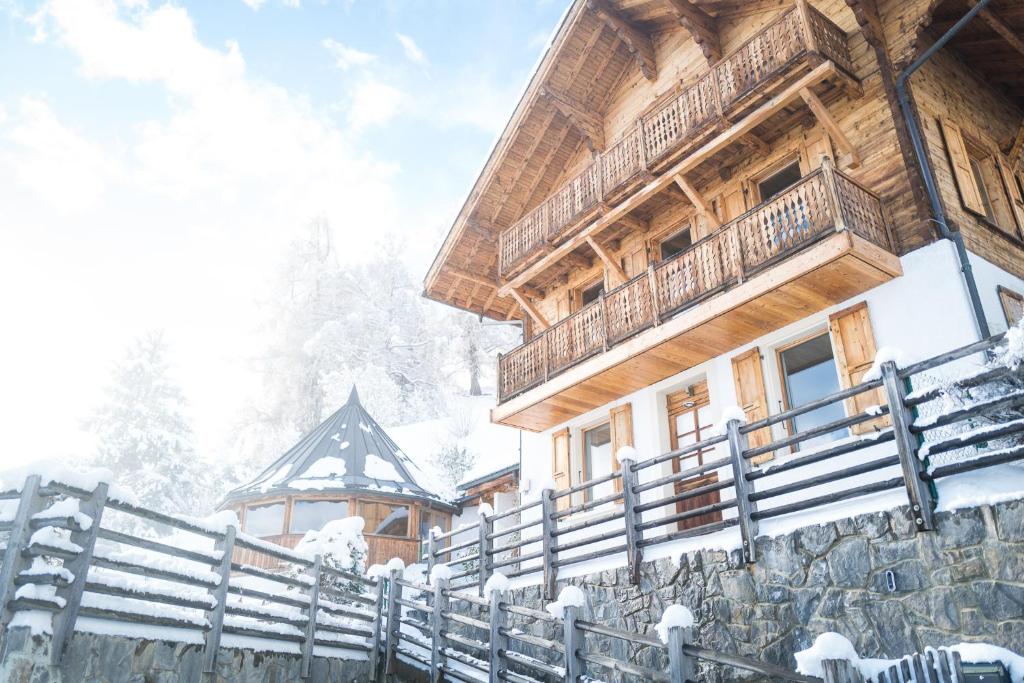 奥瓦伦纳茨Chalet 4 Saisons的雪地小木屋,带栅栏