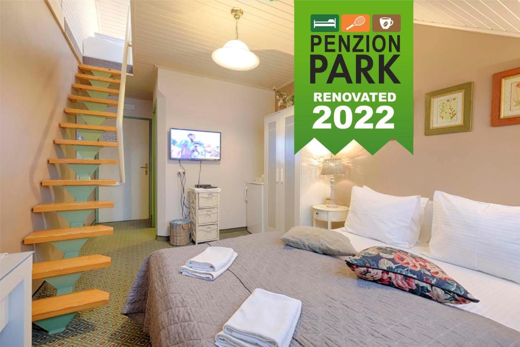 拉什科Penzion Park的一间卧室配有一张带读取退休金公园的标志的床,重新开放