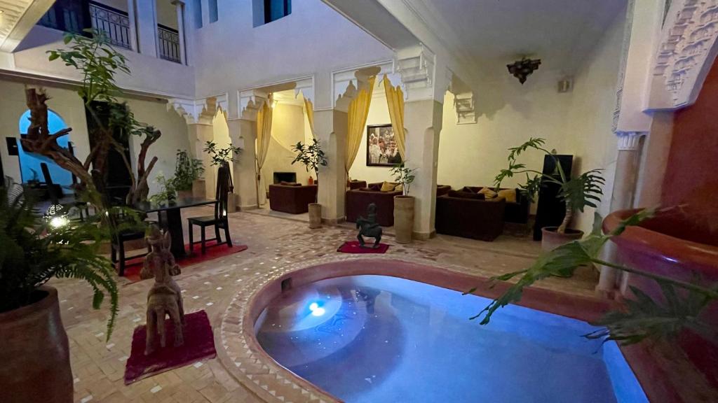 马拉喀什Riad Dar Foundouk and Spa的客厅设有大型按摩浴缸