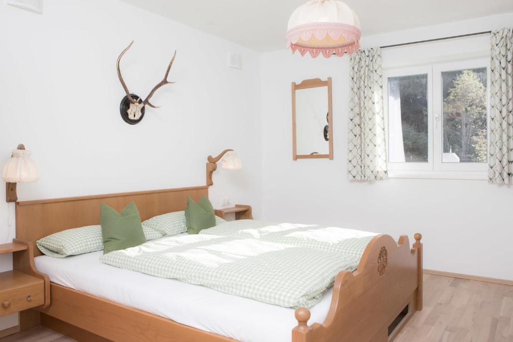 Riefensberg雄鹿公寓的一间卧室设有一张床和一个窗口