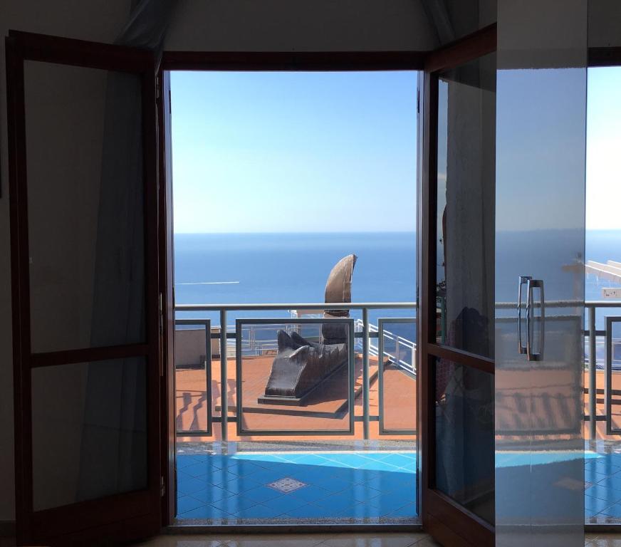 弗洛里Domus Lavinia的从带游泳池的房屋阳台欣赏风景