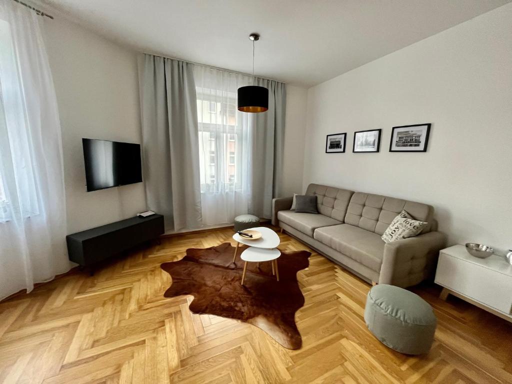 莱比锡FirstClass 2R_Apartment in Leipzig的客厅配有沙发和桌子