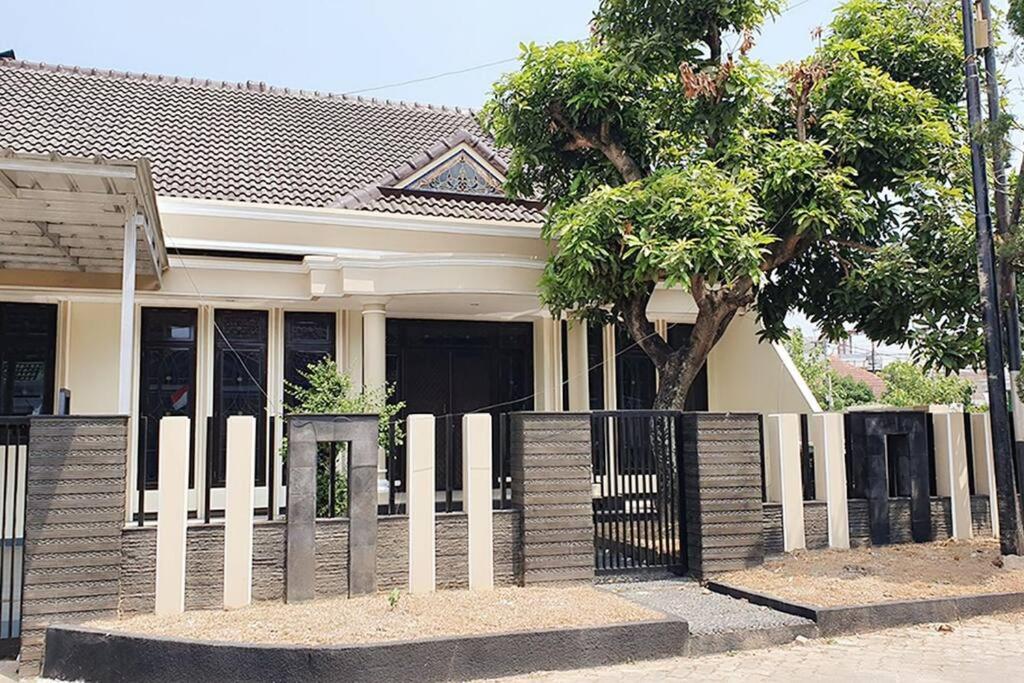 TanjungkarangVilla 5 BR utk Family/Grup di Villa Citra, Lampung的树屋前的白色围栏