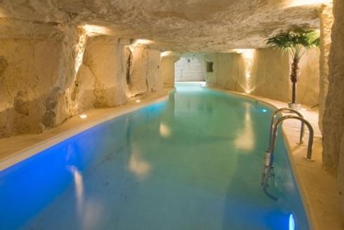 TurquantLogis Demeure de la Vignole的洞穴里的一个大型游泳池