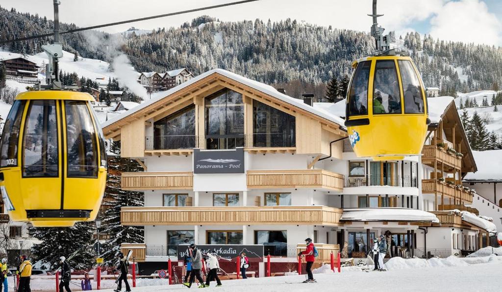 科瓦拉因巴迪亚Hotel Arkadia - "Adults Only"的滑雪小屋前的2个滑雪缆车