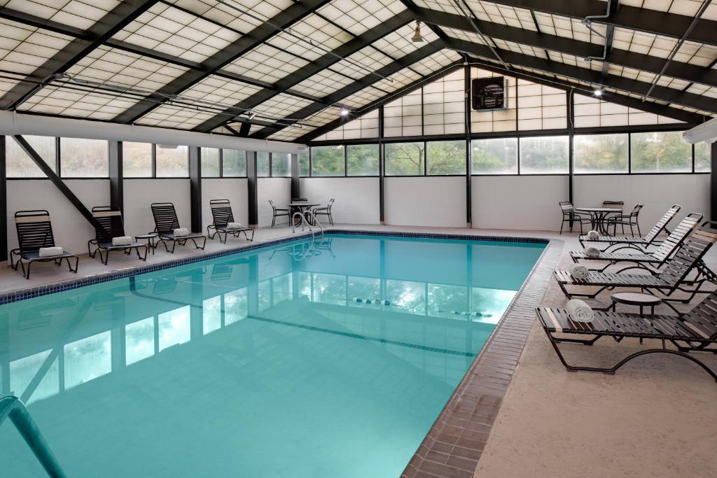 普林斯顿普林斯顿凯悦嘉轩酒店的一个带桌椅的大型游泳池