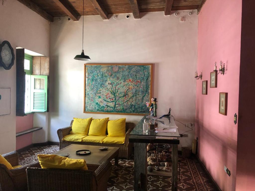 奥林达Pousada São Pedro的客厅配有黄色的沙发和桌子