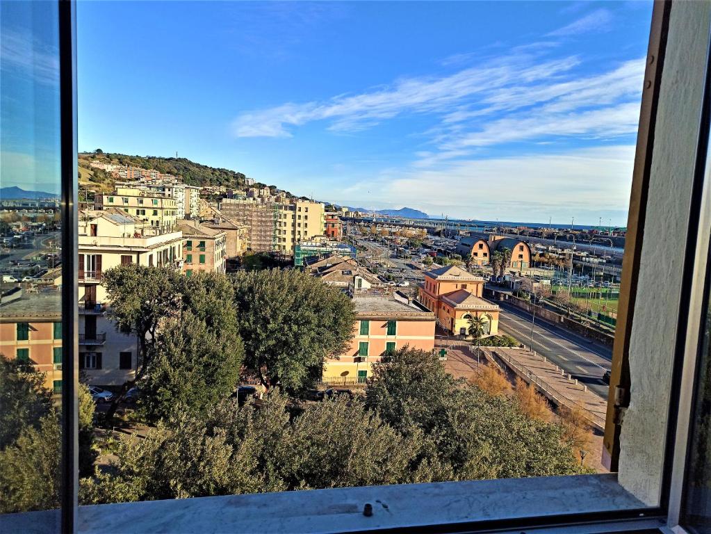 热那亚casa vacanza Laura的从窗户可欣赏到城市美景